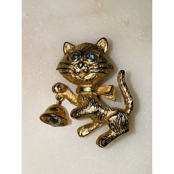 Vintage Cat Kitten Ringing Bell Avon Gold Tone Brooch Pin Blue Rhinestone Eyes - Picture 1 of 4